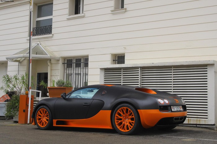 Được mệnh danh là "ông hoàng tốc độ", Bugatti Veyron có thể tăng tốc từ 0 lên 100km chỉ trong 2,5s và đạt tốc độ tối đa 404km/h.